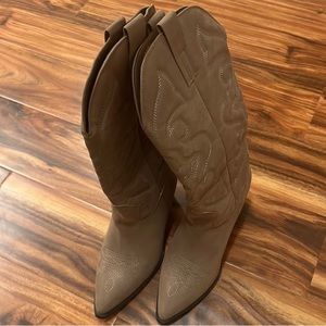 NWOT - Cowgirl Boots - Size 8 - Bamboo